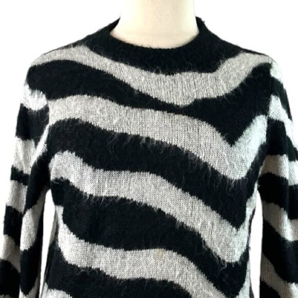 Who What Wear Sweater Crew Neck Fuzzy Zebra Black Gray Women’s Size XL - Picture 6 of 12